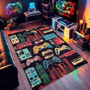 Pode incluir: Um tapete retangular preto com um design vibrante de controles de videogame retrô e paisagens urbanas. O tapete está colocado em uma sala de jogos. O padrão apresenta controles em azul, amarelo, vermelho e verde. O design do tapete adiciona um toque lúdico à decoração.