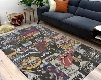 Op de afbeelding: Een rechthoekig vloerkleed met een collage van rockbandposters. Het kleed toont logo's en albumhoezen van bands als Nirvana, Rolling Stones en AC/DC. Het kleed ligt op een lichte houten vloer.