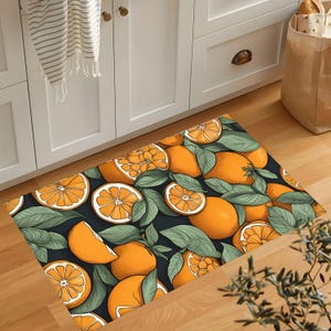 Peut inclure: Un tapis de cuisine rectangulaire avec un design orange et vert vif. Le tapis présente un motif d'oranges entières et tranchées avec des feuilles vertes sur un fond sombre. Le design ajoute une touche de couleur à toute cuisine.