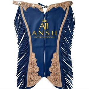 Peut inclure: Chaps en cuir bleu profond avec de longues franges bleues sur les bords extérieurs. La ceinture supérieure et les panneaux inférieurs sont en cuir beige avec des motifs floraux gravés. Le texte AJI ANSH INTERNATIONAL est imprimé en doré au centre.