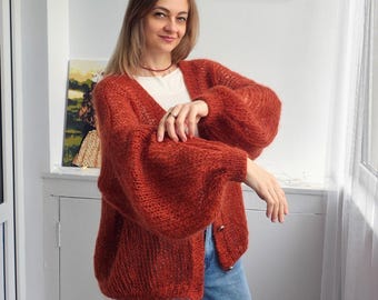 Cárdigan extragrande de mohair, suéter de punto con mangas abullonadas, cárdigan grueso y mullido, corte holgado a la moda, atuendo acogedor de invierno.