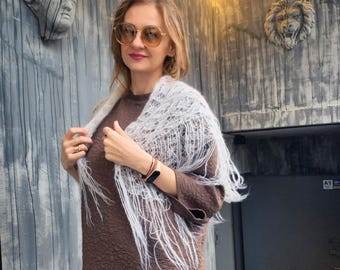 Bufanda triangular de mohair / Pañuelo de punto / Bufanda mullida para el cabello / Accesorio suave de invierno / Regalo para ella