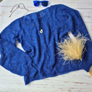 Blauer Mohair Pullover. Schlichter leichter Strickpullover. Handgemachte weiche flauschige Pullover mit Ballon-Ärmeln.
