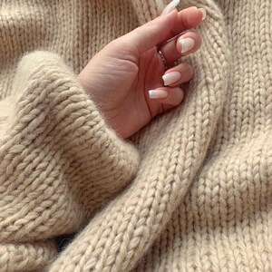 Jersey de lujo discreto para mujer, tejido de punto estilo aristocrático, jersey de alpaca beige, jersey de lujo minimalista, prenda básica para armario cápsula. imagen 7