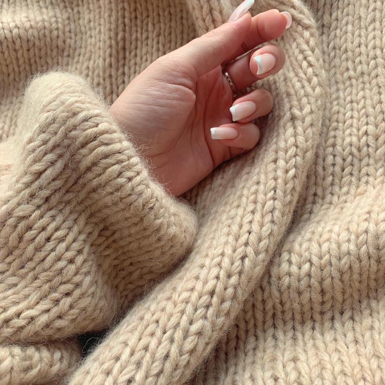 Jersey de lujo discreto para mujer, tejido de punto estilo aristocrático, jersey de alpaca beige, jersey de lujo minimalista, prenda básica para armario cápsula. imagen 7