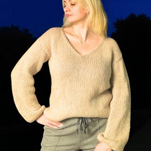 Jersey de lujo discreto para mujer, tejido de punto estilo aristocrático, jersey de alpaca beige, jersey de lujo minimalista, prenda básica para armario cápsula. imagen 1
