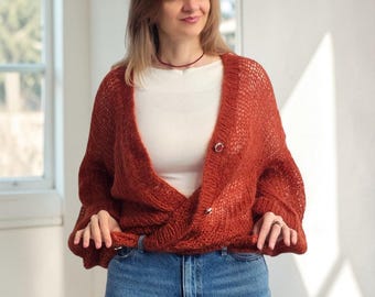 Cárdigan extragrande de mohair, suéter de punto con mangas abullonadas, cárdigan grueso y mullido, corte holgado a la moda, atuendo acogedor de invierno.