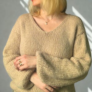 Jersey de lujo discreto para mujer, tejido de punto estilo aristocrático, jersey de alpaca beige, jersey de lujo minimalista, prenda básica para armario cápsula. imagen 6
