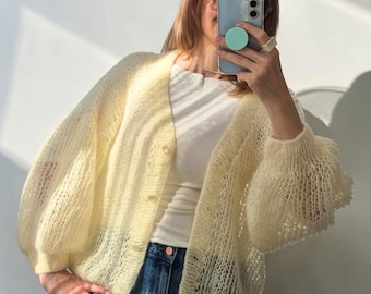 Cárdigan estético de mohair, suéter suave y mullido, prenda de punto minimalista, conjunto de ensueño, cárdigan ligero y vaporoso, estilo acogedor.