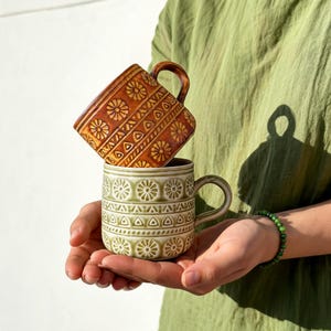 Tasse en céramique terre cuite faite main, tasse à café florale en relief, tasse à thé bohème vintage, cadeau poterie orange brûlé pour femme
