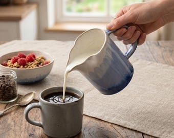 Jarra de crema de cerámica, jarra de leche esmaltada a mano, jarra de crema de cerámica azul, jarra de leche para cafetería, regalo rústico para cocina de granja