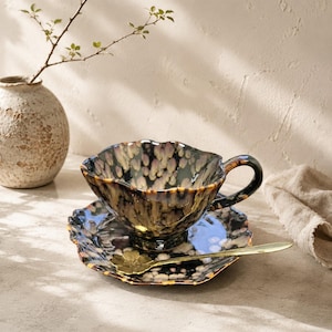 Handgjort blommigt keramiskt teset med fat, vintage kronbladskaffekopp, Cottagecore keramikpresent till henne, elegant present till teälskare