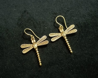Pendientes colgantes de libélula de latón y oro con forma de insecto: regalo perfecto para cualquier amante de las libélulas. Delicados pendientes de libélula de latón.