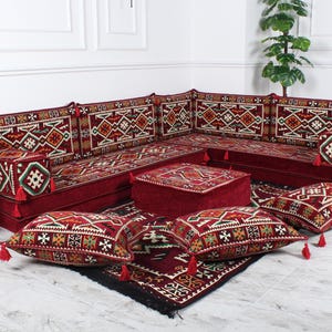 Puede incluir: Un letrero de madera rústica con el texto "Welcome to our home" en letras blancas. El letrero presenta un acabado envejecido y un diseño sencillo y acogedor.