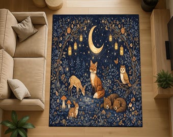 Könnte beinhalten: Dunkelblauer Teppich mit einer skurrilen Waldszene, einem Halbmond, Sternen und Tieren. Das Design umfasst einen Fuchs, ein Reh, eine Eule und Bären, mit hängenden Laternen und floralen Akzenten.
