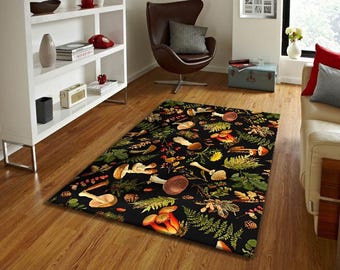 Könnte beinhalten: Ein rechteckiger schwarzer Teppich mit einem botanischen Design mit Pilzen, Farnen und Blättern in Braun-, Orange-, Gelb- und Grüntönen. Der Teppich liegt auf einem Holzboden.