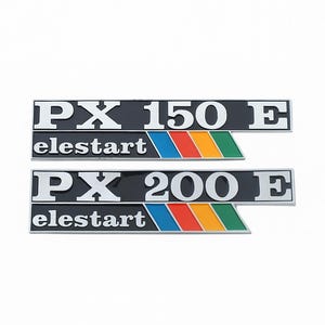 Può includere: Due emblemi rettangolari neri con testo bianco. L'emblema superiore recita "PX 150 E" sopra "elestart" e una striscia blu, rossa, arancione e verde. L'emblema inferiore recita "PX 200 E" sopra "elestart" e una striscia simile.