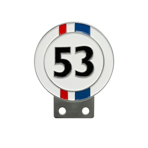Puede incluir: Un emblema blanco y circular con el número 53 en negro. El emblema tiene rayas rojas y azules y un soporte de montaje plateado con dos agujeros. El diseño recuerda el tema de las carreras o automovilístico.