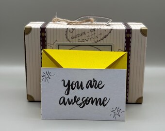 Recuerdo en miniatura escrito a mano con la frase "Eres increíble" y un mensaje de ánimo.