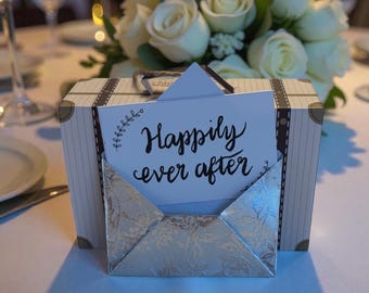 Tarjeta de boda en miniatura con la frase "Y vivieron felices para siempre", escrita a mano, ideal como recuerdo.