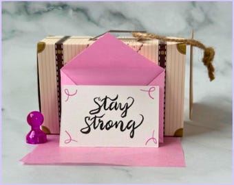 Tarjeta de felicitación y regalo de ánimo rosa con el mensaje "Mantente fuerte" (mini), escrita a mano.