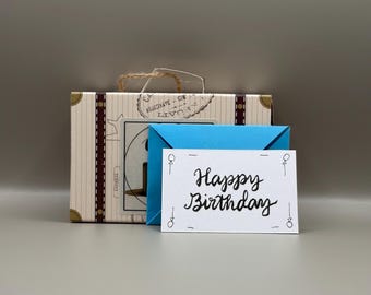 Tarjeta de cumpleaños en miniatura escrita a mano, ideal como recuerdo.