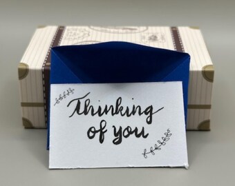 Miniatura de felicitación y recuerdo escrita a mano con la frase "Pensando en ti"