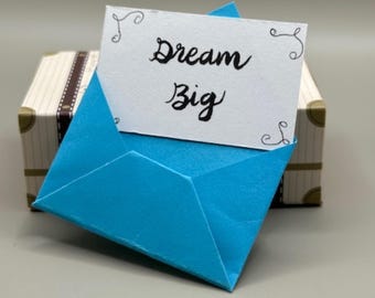 Tarjeta en miniatura "Sueña en grande", escrita a mano: recuerdo en sobre de origami