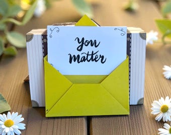 Miniatura de felicitación y recuerdo escrita a mano con la frase "Tú importas"