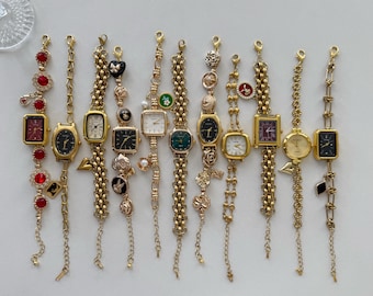 Bracciale con orologio retrò fatto a mano, orologio da polso al quarzo color oro con ciondoli, orologio da polso con maglie dorate, regalo in stile vintage per le donne