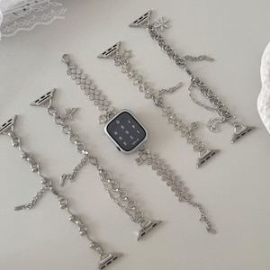 Pulsera con dijes compatible con Apple Watch, correa de cadena plateada, pulsera de cadena plateada hecha a mano inspirada en el Y2K, compatible con Series 7, 8, 9, SE y Ultra.