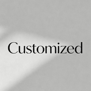 Pode incluir: A palavra "Customized" em uma fonte preta e elegante está centralizada em um fundo cinza claro. A imagem tem iluminação suave e uma estética minimalista, sugerindo serviços personalizados.