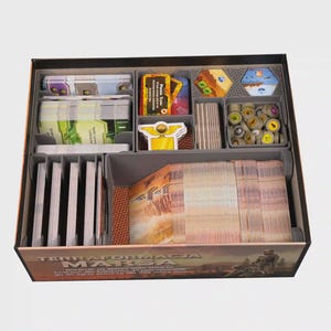 Pode incluir: Um organizador de caixa de jogo de tabuleiro contendo vários componentes, incluindo pilhas de cartas, peças hexagonais, pequenas fichas circulares e um emblema alado amarelo. A frente da caixa apresenta o texto Terraformacja Marsa em negrito.