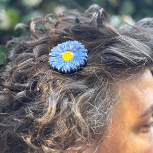 Handmade Blue Daisy Ceramic Hair Clip – Artistic Clay Flower Hairpin for Women, Nature Inspired Floral Accessory, Unique Gift for Her