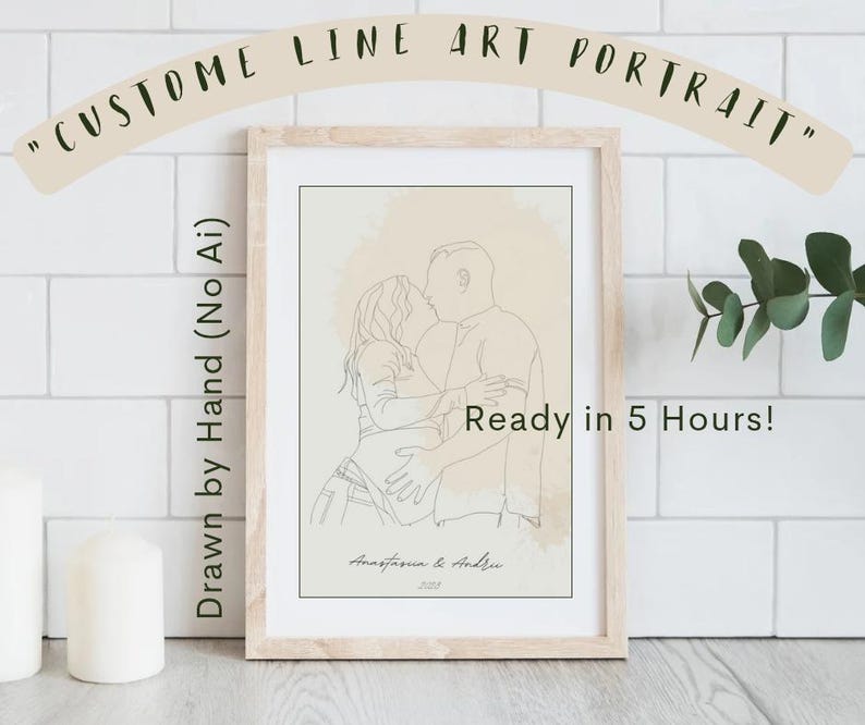 以下が含まれることがあります： 「Ready in 5 Hours!」のテキストが入った、抱き合うカップルを描いた額入りのカスタムラインアートポートレート。 アートワークは手描きで、「Anastasia & Andru」という名前と2023年が含まれています。 フレームはライトブラウンです。