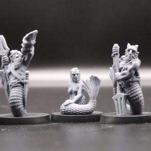 Peut inclure: Ensemble de figurines miniatures grises représentant des créatures marines mythiques. Les figurines comprennent des sirènes et des tritons, certains tenant des tridents ou des bâtons. Le logo Brite Minis est visible en haut à gauche.
