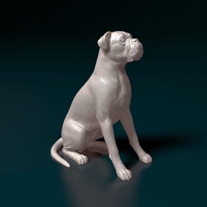 Könnte beinhalten: Eine weiße Boxer-Hundefigur in sitzender Position, den Kopf zur Seite gedreht. Die Skulptur hat eine glatte Oberfläche und ist vor einem dunkelblauen Hintergrund platziert. Die Merkmale des Hundes sind detailliert und zeigen seinen muskulösen Körperbau.