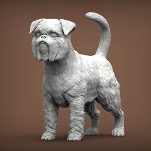 Op de afbeelding: Een 3D-geëngageerde sculptuur van een hond, waarschijnlijk een Brusselse Griffon, in een neutrale grijze kleur. De hond staat met zijn staart omhoog gebogen. De sculptuur heeft gedetailleerde vacht en gelaatstrekken, waaronder een prominente baard.