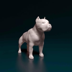 Puede incluir: Escultura blanca de un perro, probablemente un pitbull, sobre una superficie verde azulado oscuro. El perro tiene una constitución musculosa y una expresión decidida. La escultura es lisa y brillante, con sombreado sutil.