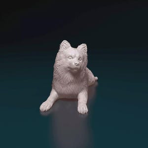 Puede incluir: Escultura de un perro blanco en pose relajada, con textura de pelaje detallada. El perro está tumbado, con las patas delanteras extendidas y la cabeza levantada, sobre un fondo verde azulado oscuro.