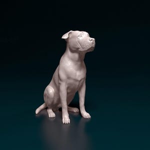 Könnte beinhalten: Eine helle Hundeskulptur in sitzender Position mit glatter Textur. Der Hund blickt nach oben und rechts, die Ohren aufgestellt. Die Skulptur steht vor einem dunklen Hintergrund, der ihre Form hervorhebt. Die Haltung des Hundes deutet auf Aufmerksamkeit hin.