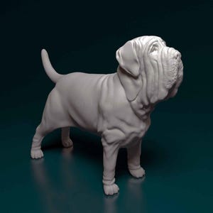 Puede incluir: Escultura blanca de un perro mastín napolitano, de pie con la cabeza ligeramente levantada. La forma del perro es detallada, mostrando las arrugas y pliegues característicos de la raza. La escultura se encuentra sobre un fondo verde azulado oscuro.
