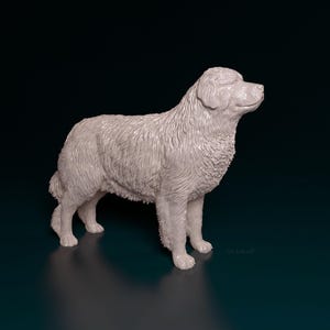 Puede incluir: Escultura blanca y detallada de un perro en posición de pie. El perro tiene un pelaje esponjoso y mira hacia la derecha. La escultura está sobre un fondo oscuro, resaltando la forma y textura del perro.