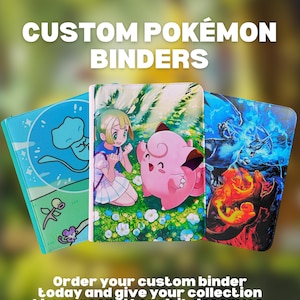 Pode incluir: Três pastas retangulares com ilustrações temáticas de Pokémon. A pasta da esquerda é azul com um desenho de Mew. A central mostra uma personagem com um Clefairy num campo. A da direita apresenta Charizard com chamas azuis e cor de laranja.