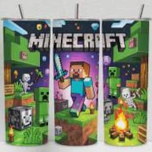 Puede incluir: Tres vasos cilíndricos con pajitas de metal que presentan un estampado gráfico de Minecraft. El diseño muestra el logotipo de Minecraft, el personaje Steve sosteniendo una espada, creepers verdes, esqueletos y una escena de fogata.
