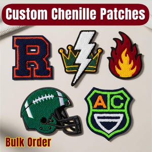 Op de afbeelding: Een verzameling op maat gemaakte chenille patches. Ontwerpen zijn onder meer de letter "R", een bliksemschicht met een kroon, een vlam, een footballhelm en een schild met de tekst "AC". De tekst "Custom Chenille Patches" en "Bulk Order" is ook zichtbaar.