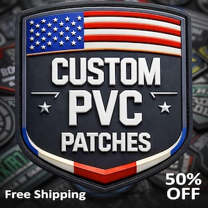 Puede incluir: Un parche de PVC personalizado en forma de escudo, con la bandera estadounidense en la parte superior. El texto "CUSTOM PVC PATCHES" está en blanco sobre un fondo negro. Tiene un borde rojo, blanco y azul.