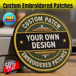 Może przedstawiać: Okrągła, haftowana naszywka z napisem "CUSTOM PATCH" i "EMBROIDERED PATCHES" w zakrzywionym wzorze. Środek zawiera napis "YOUR OWN DESIGN" w kolorze białym. Naszywka jest zielona, czarna i złota.