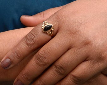 Anello vistoso in onice nera, anello in argento fatto a mano, gioiello gotico, anello minimalista con pietra preziosa nera, regalo per donna