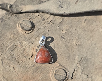 Collana con ciondolo a forma di triangolo in corallo rosso e argento sterling 925